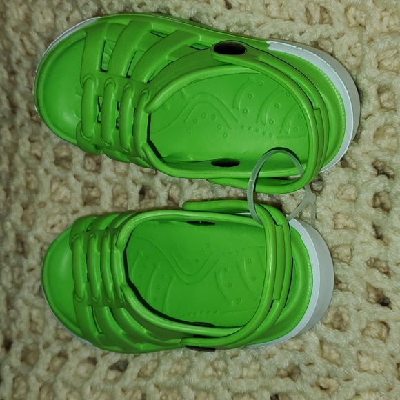 Kids size 5 Green and White croc like shoes - Picture 3 of 4